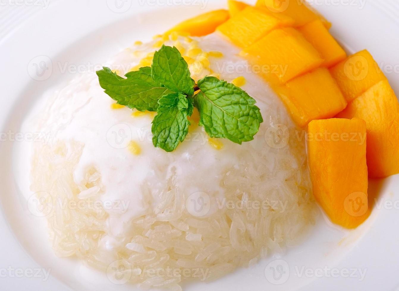 postre tailandés, mango con arroz glutinoso foto