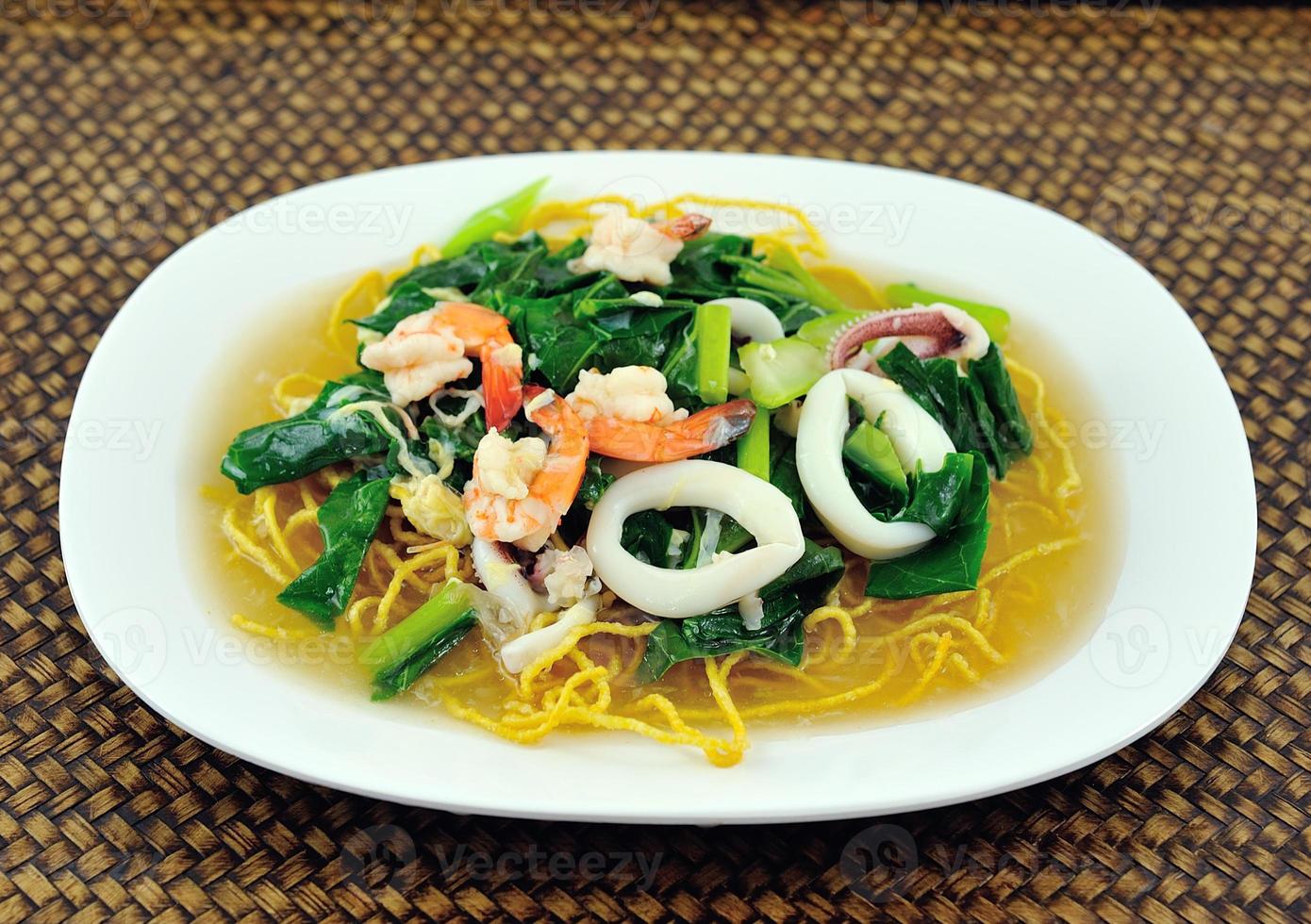 fideos de arroz marisco y verduras foto