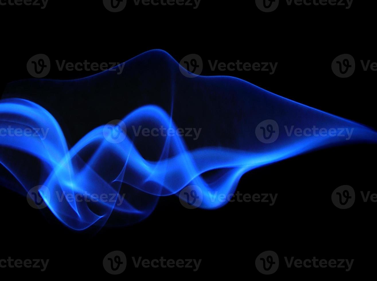 humo azul abstracto aislado sobre fondo negro foto
