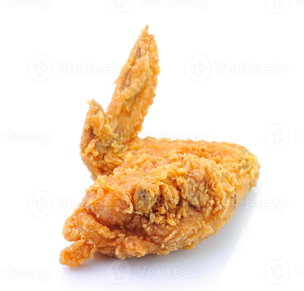 Ala de pollo frito sobre fondo blanco. foto