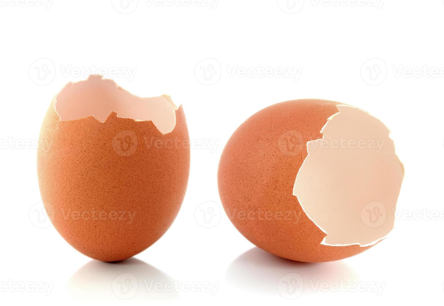 cáscara de huevo rota, aislado en blanco foto