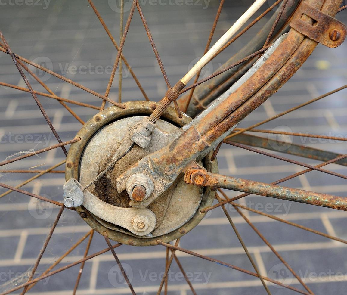 romper la vieja bicicleta foto