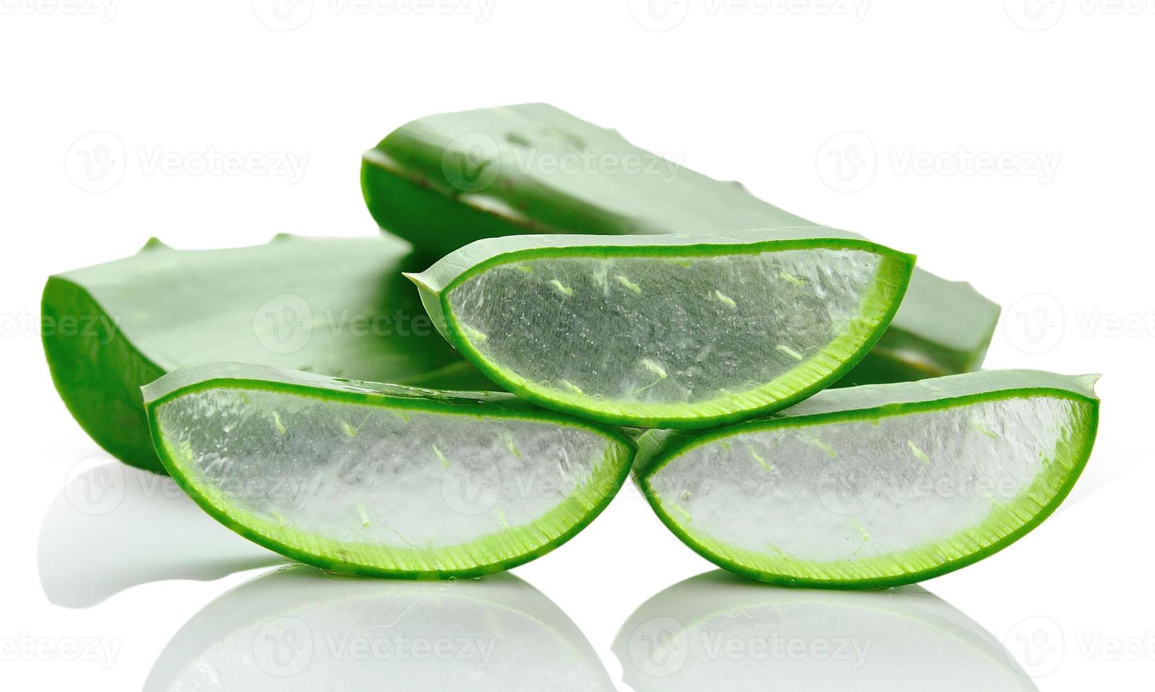 hoja fresca de aloe vera. aislado sobre blanco foto