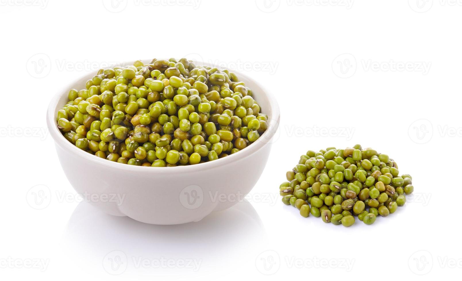 Frijoles mungo verde en un recipiente aislado sobre fondo blanco. foto