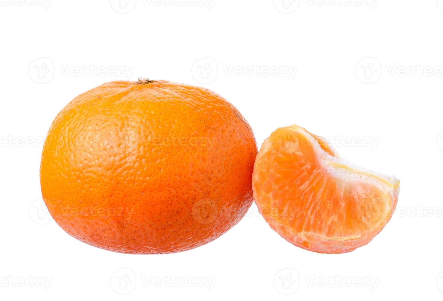 fruta naranja aislada sobre fondo blanco foto