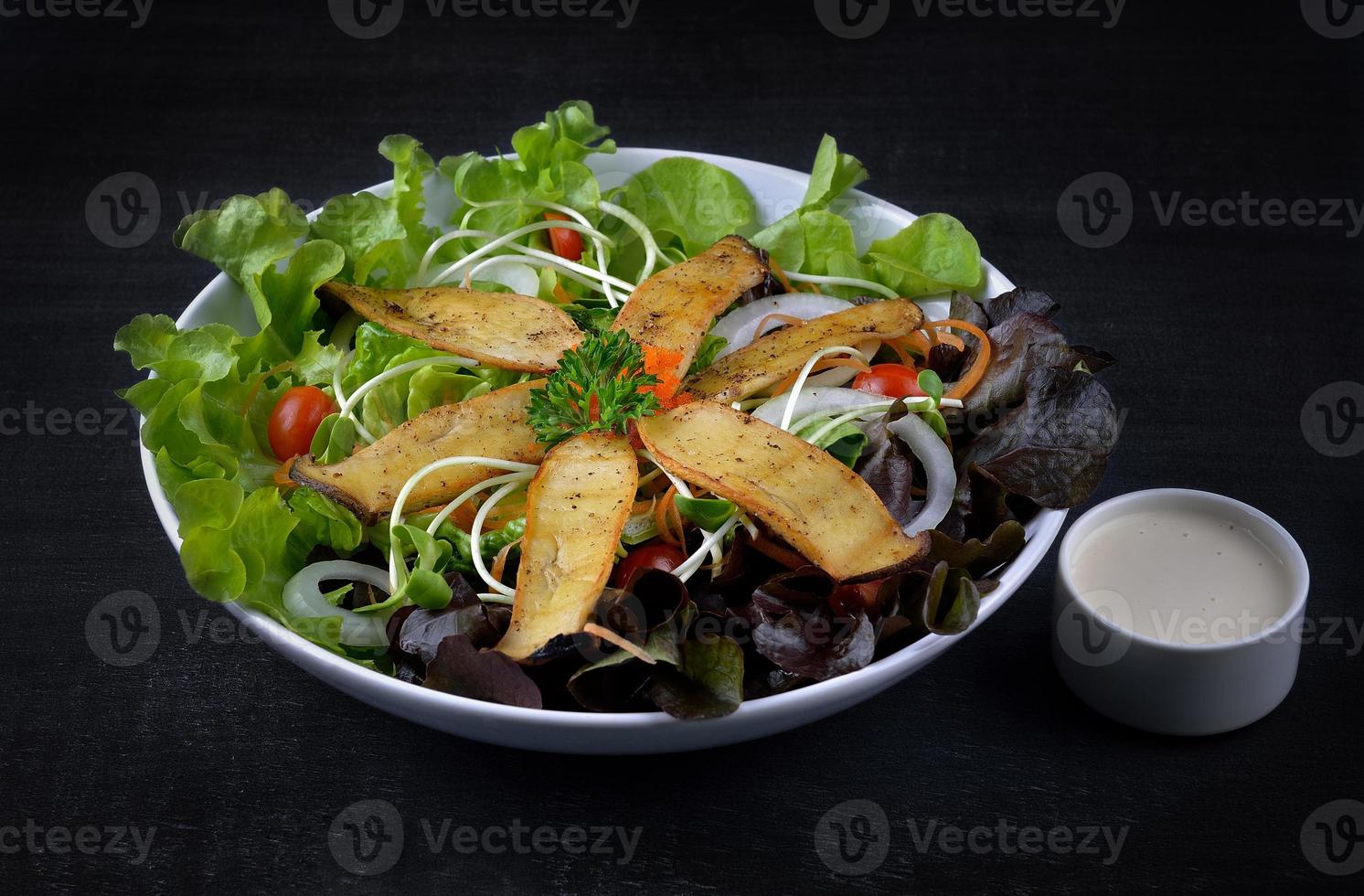 Ensalada de champiñones en el plato blanco foto