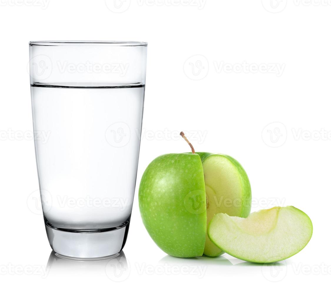 Vaso de agua y manzana aislado sobre fondo blanco. foto