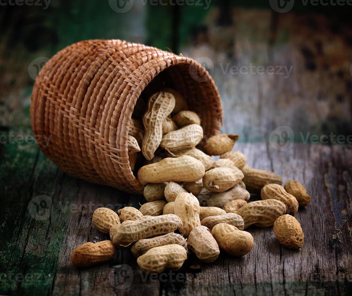 cacahuetes en la canasta de madera foto