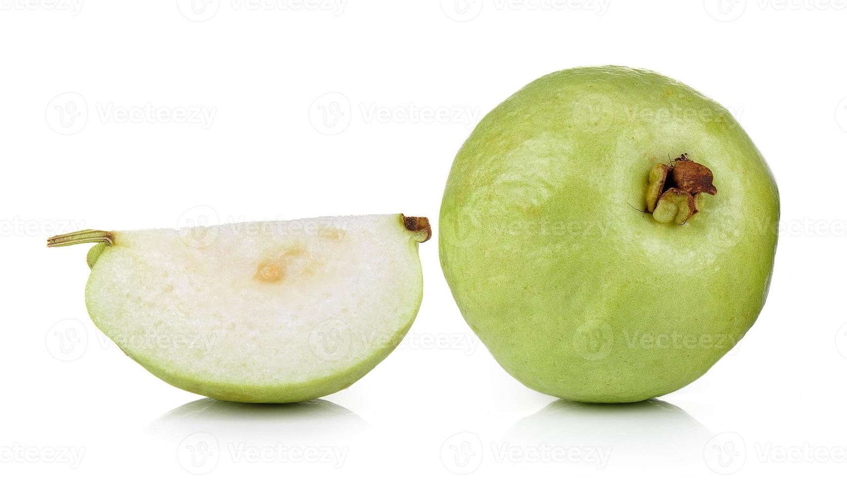 Fruta de guayaba aislado sobre fondo blanco. foto