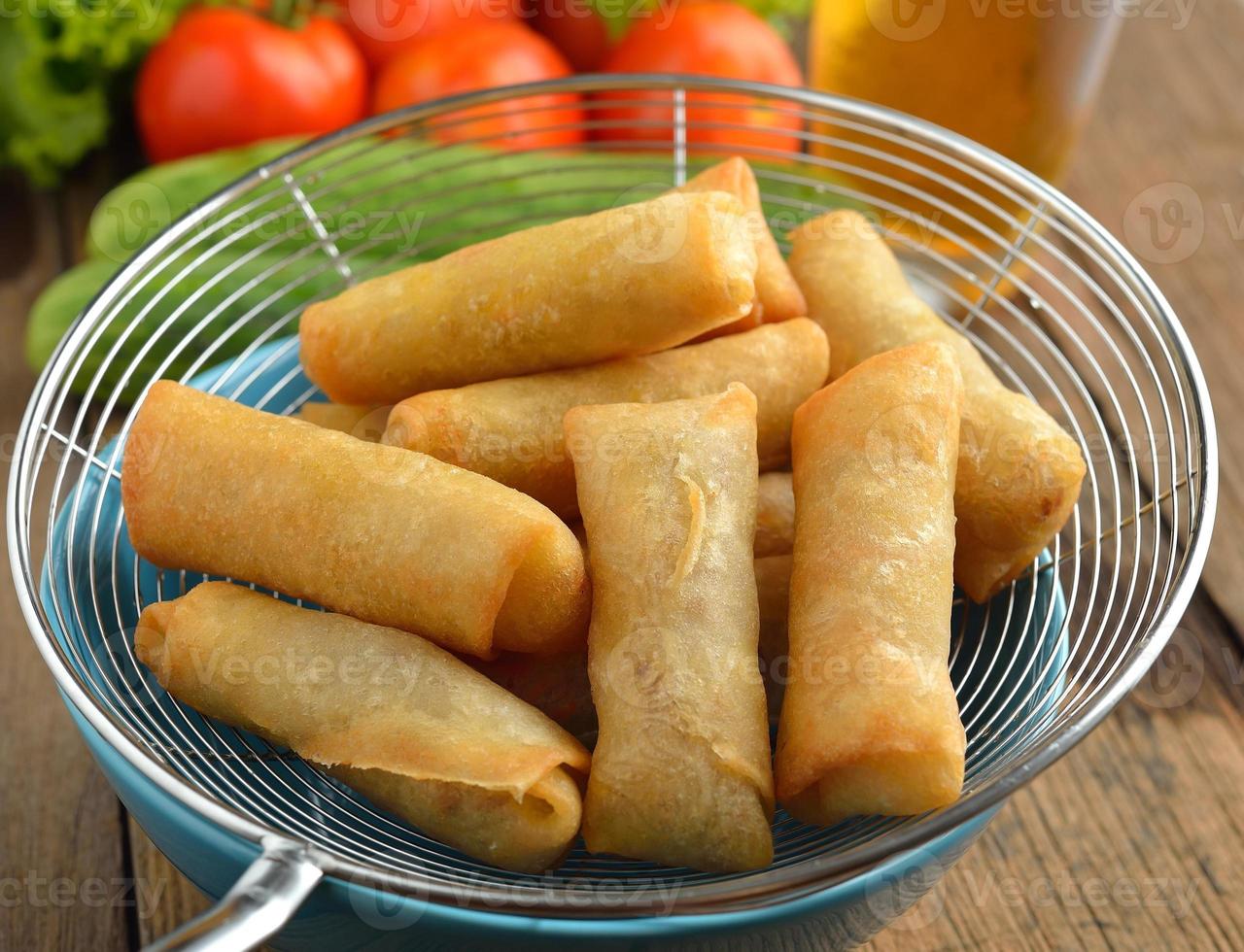 comida china tradicional frita de los rollitos de primavera foto