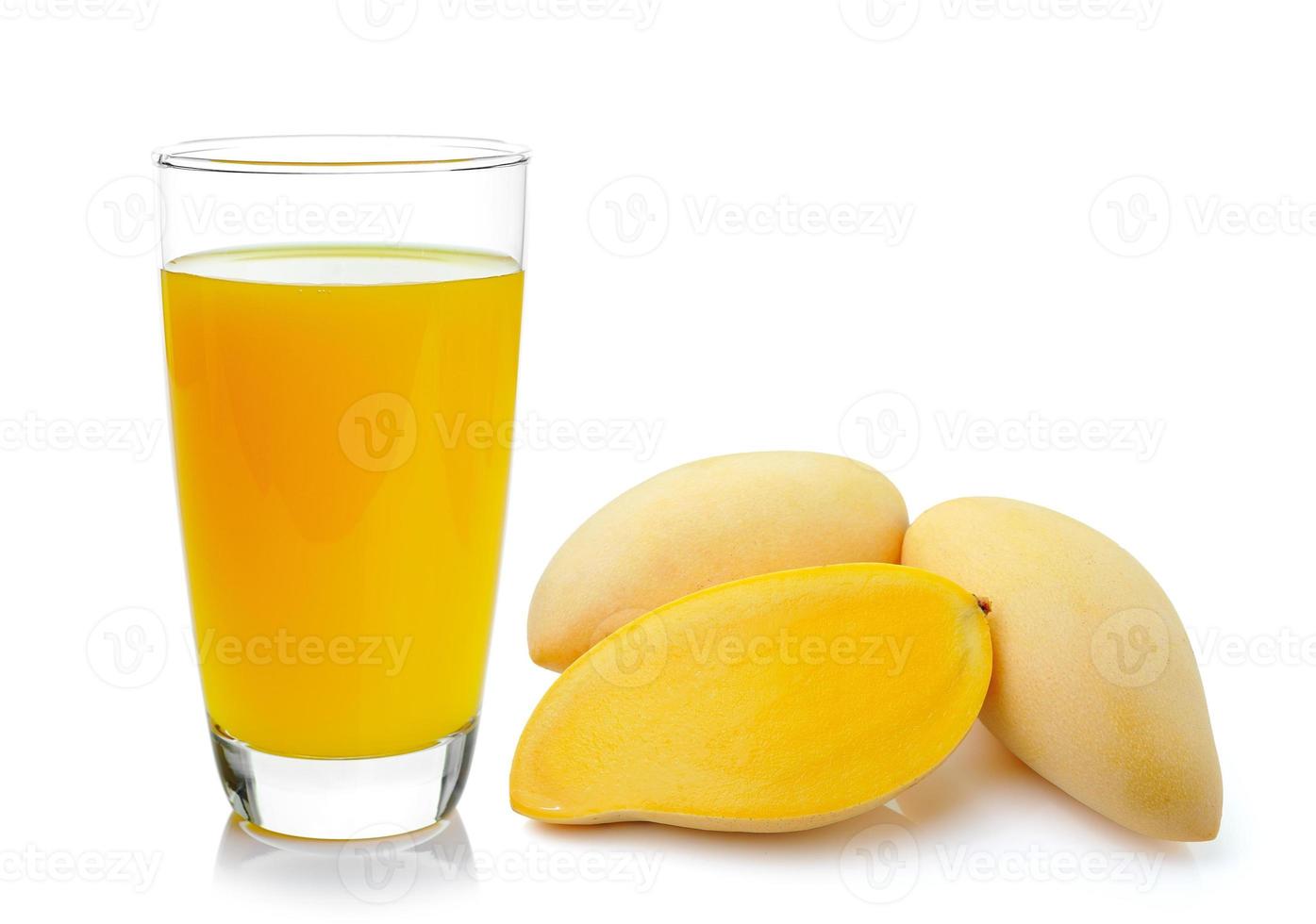Jugo de mango en un vaso sobre fondo blanco. foto