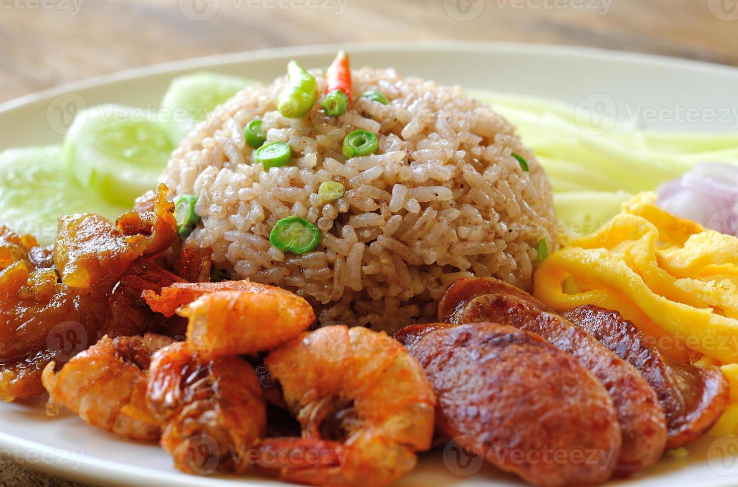 arroz frito con pasta de camarones, comida estilo tailandés foto