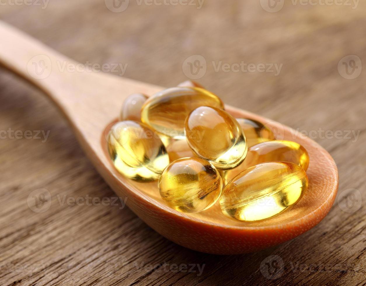 cápsulas de aceite de pescado en una cuchara foto