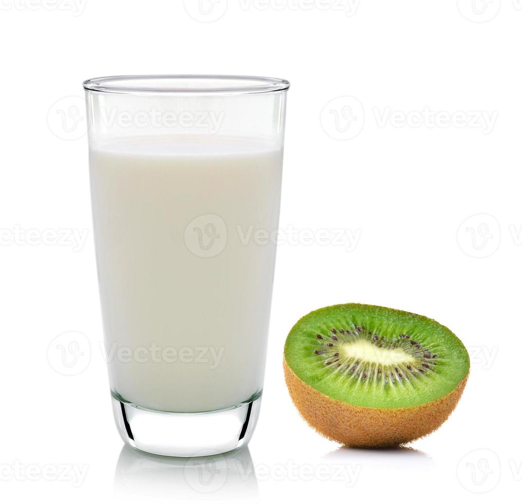 Fruta de kiwi y leche aislado sobre fondo blanco. foto