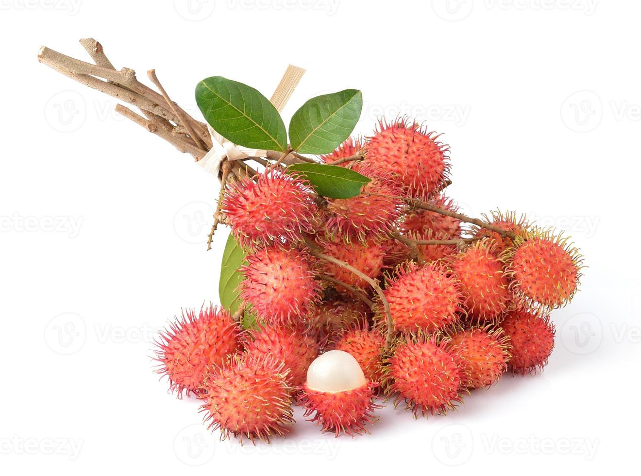 Rambután deliciosa fruta dulce aislado sobre fondo blanco. foto