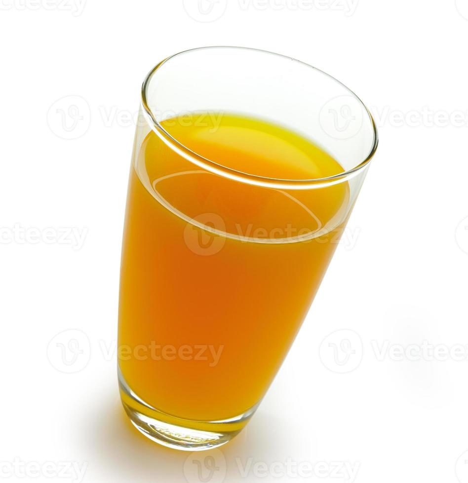 Vaso lleno de jugo de naranja aislado sobre fondo blanco. foto
