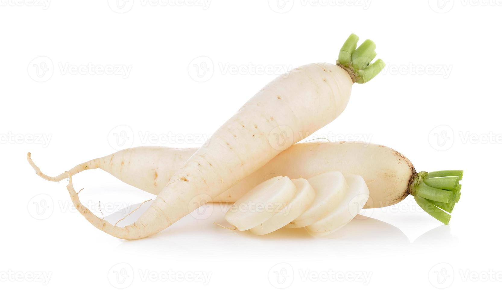 Rábanos daikon aislado sobre fondo blanco. foto