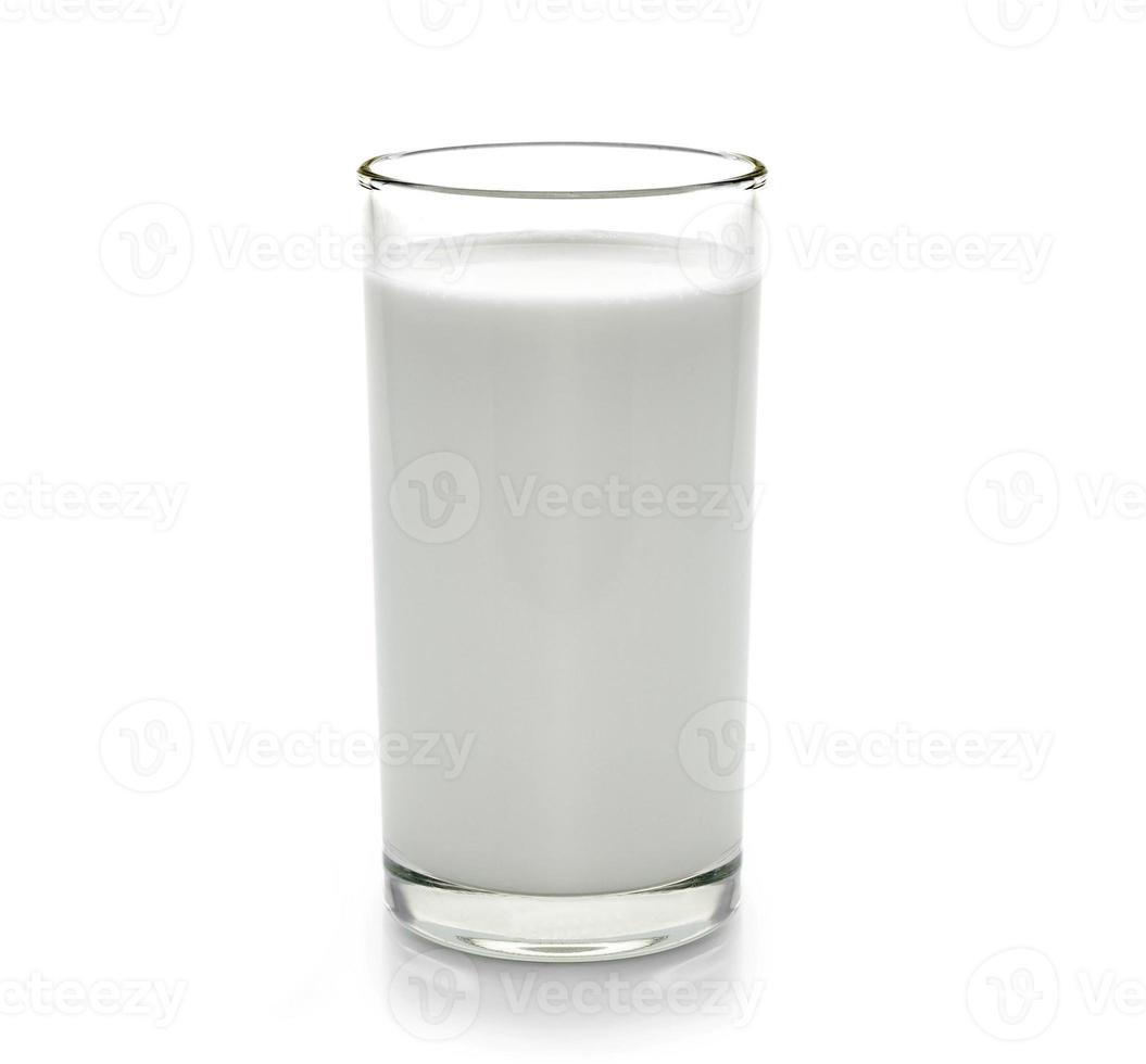 Leche fresca en el vaso sobre fondo blanco. foto