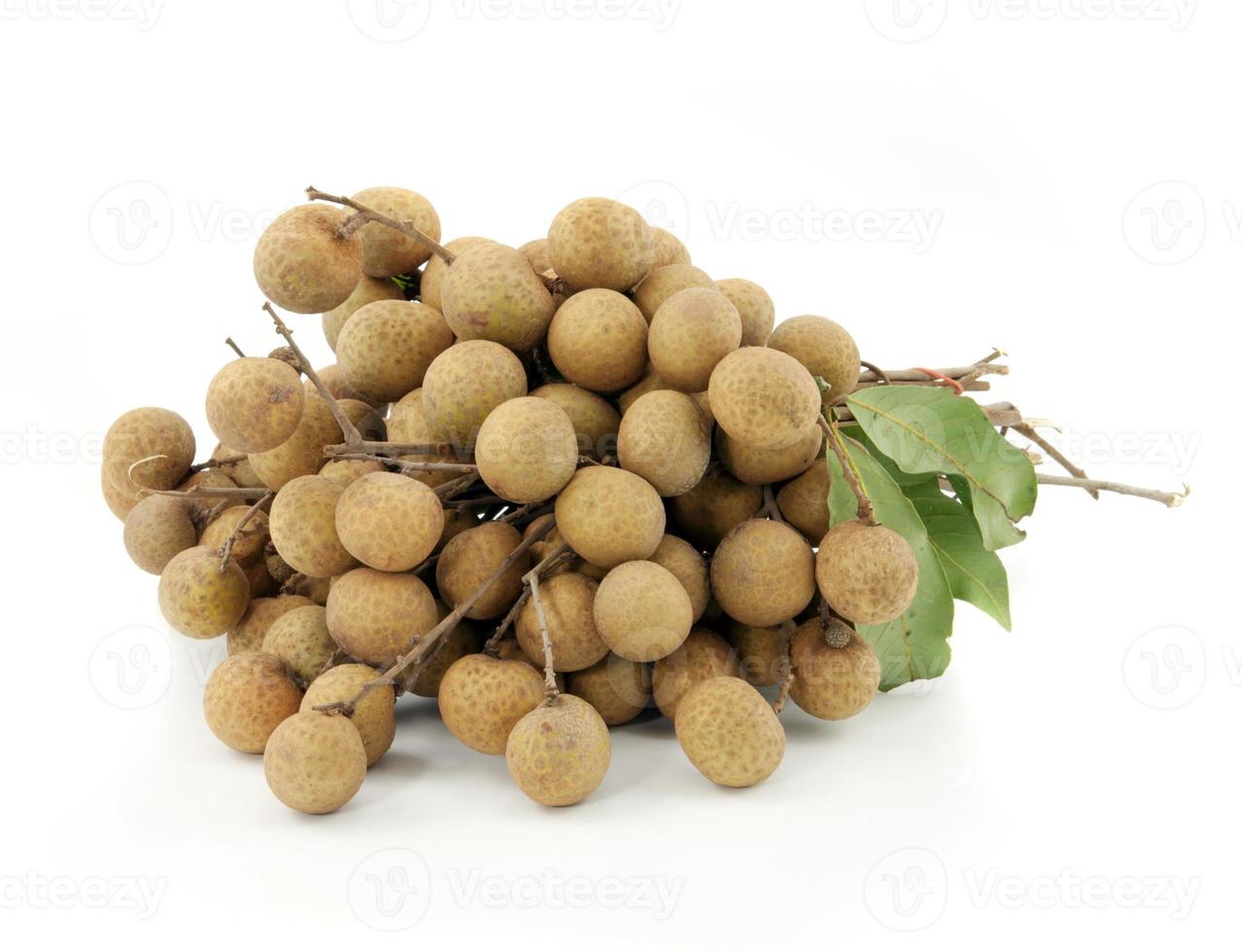 longan sobre fondo blanco foto