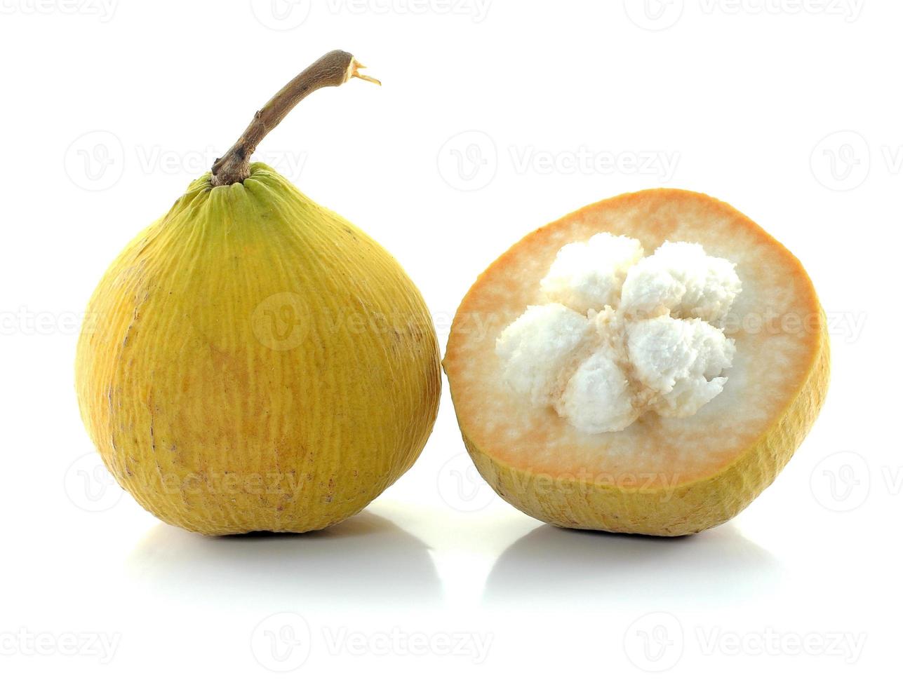 Santol fruto aislado sobre fondo blanco. foto