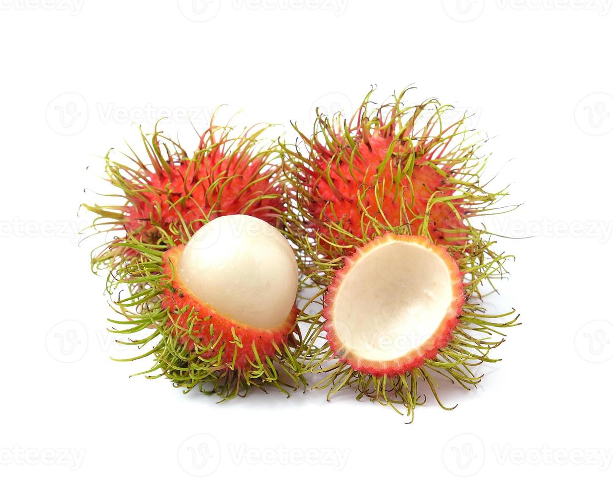 Rambután deliciosa fruta dulce aislado sobre fondo blanco. foto