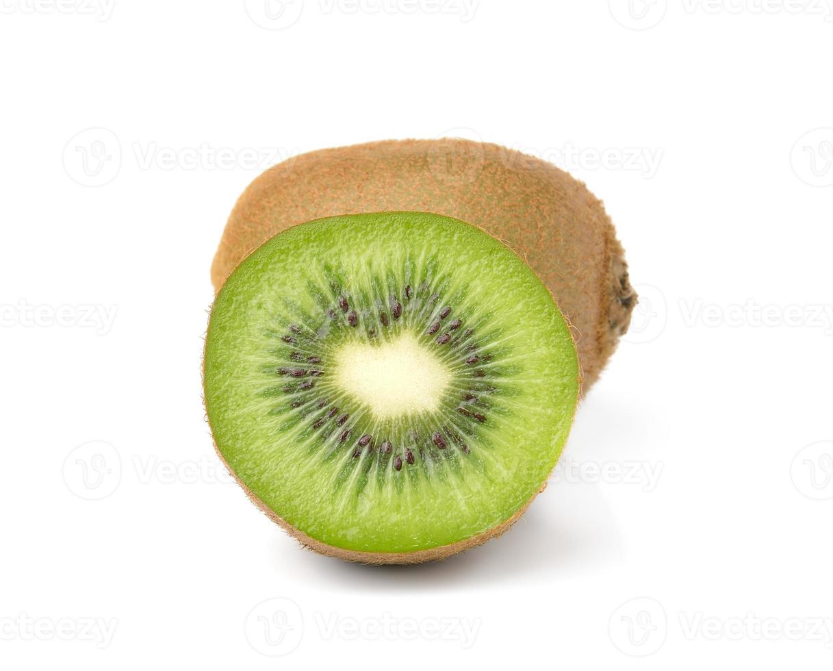 Rebanada de kiwis sobre fondo blanco. foto