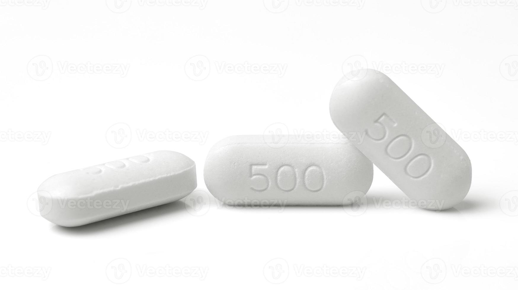píldora médica comprimido aislado sobre fondo blanco foto