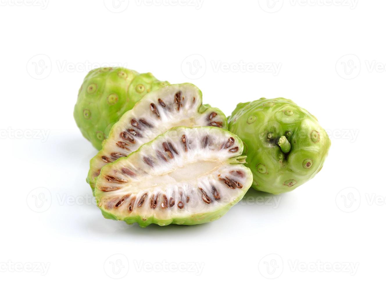 fruta exótica - noni en blanco foto