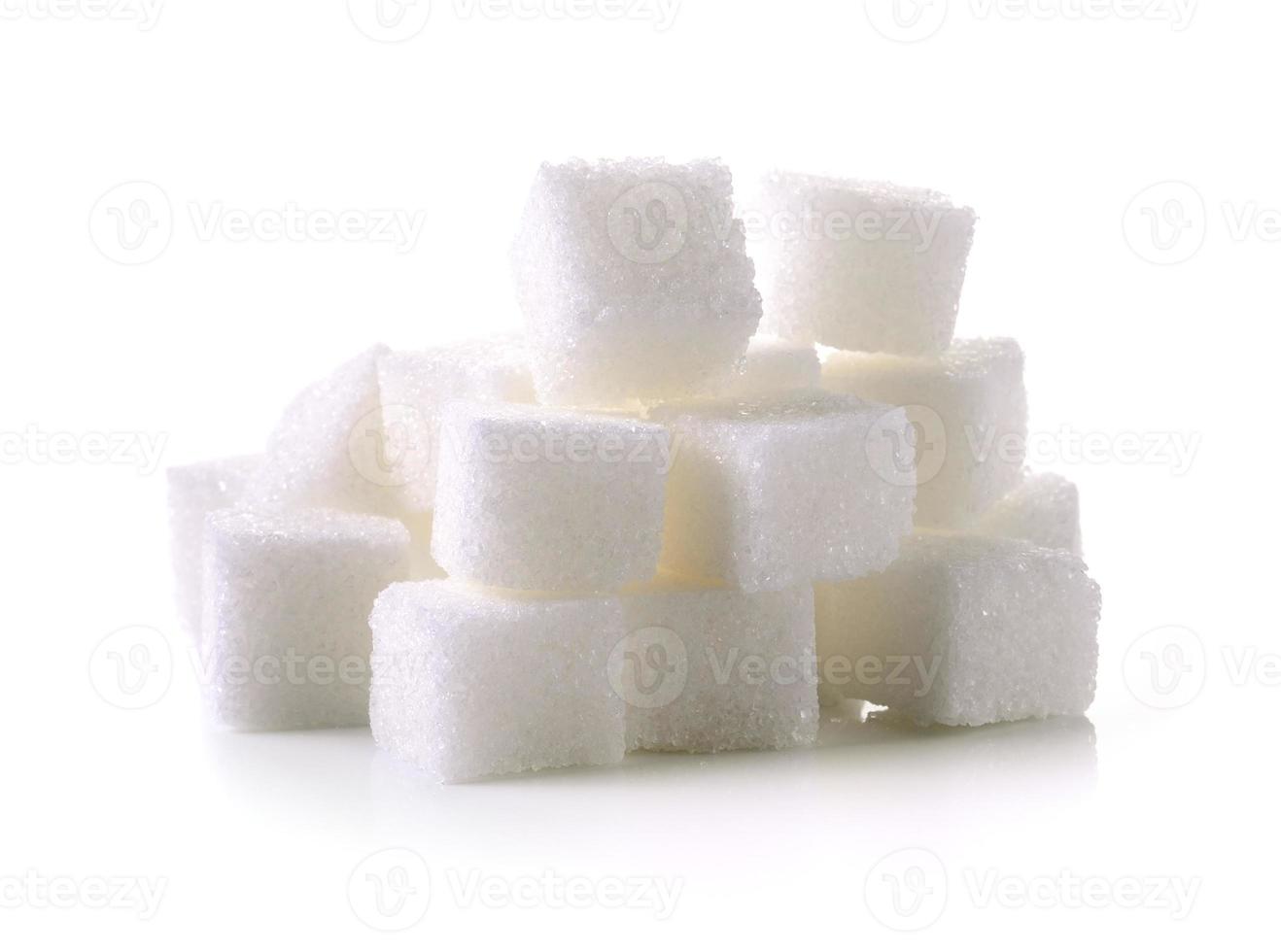 terrón de azúcar sobre fondo blanco foto