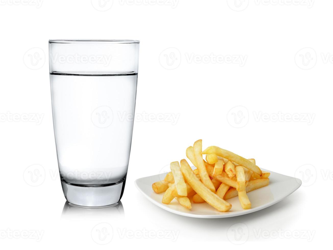 Vaso de agua y papas fritas aislado sobre fondo blanco. foto