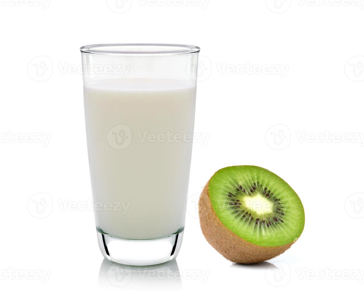 Fruta de kiwi y leche aislado sobre fondo blanco. foto