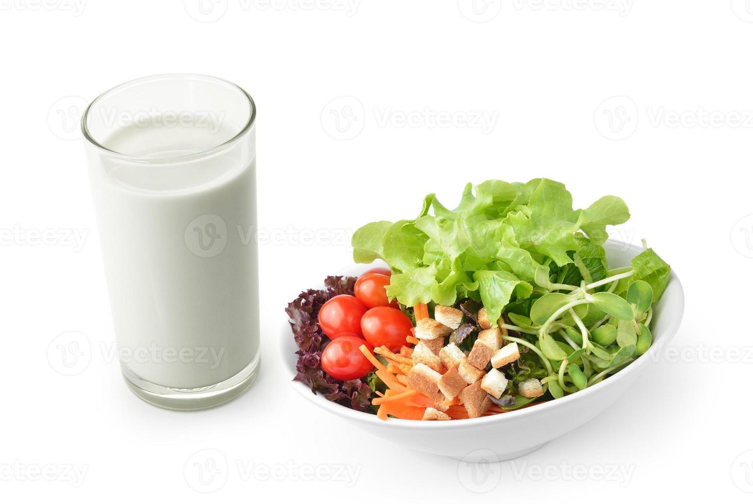 Ensalada con leche sobre fondo blanco. foto