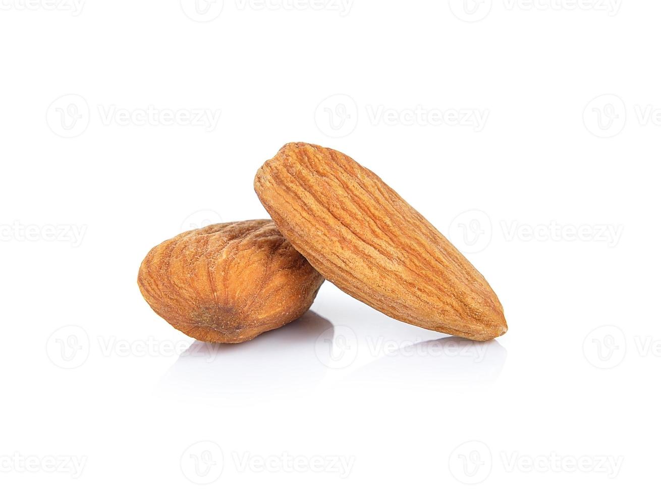 Nueces de almendras aislado sobre fondo blanco. foto