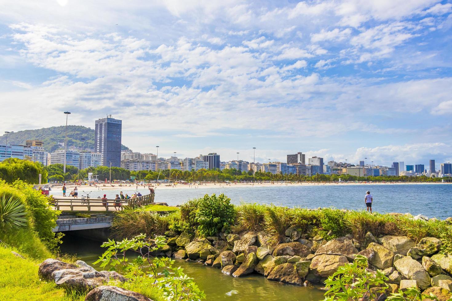 vista panorámica de la playa de flamengo y paisaje urbano de río de janeiro, brasil. foto