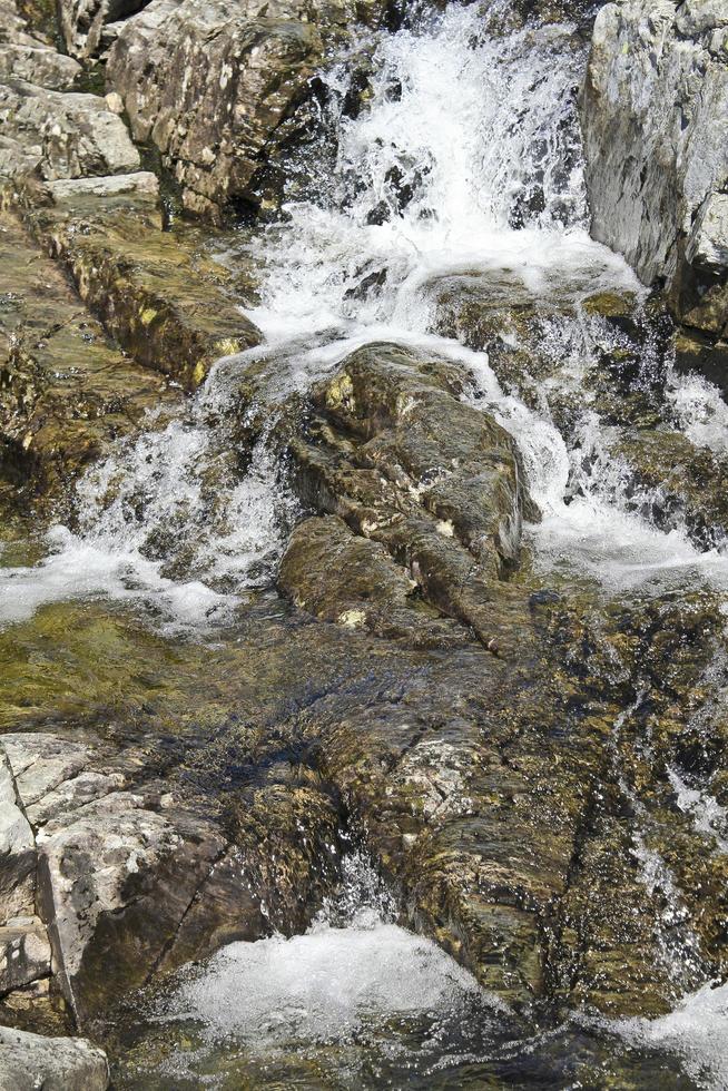 agua del río storebottane por el lago vavatn, hemsedal, noruega. foto