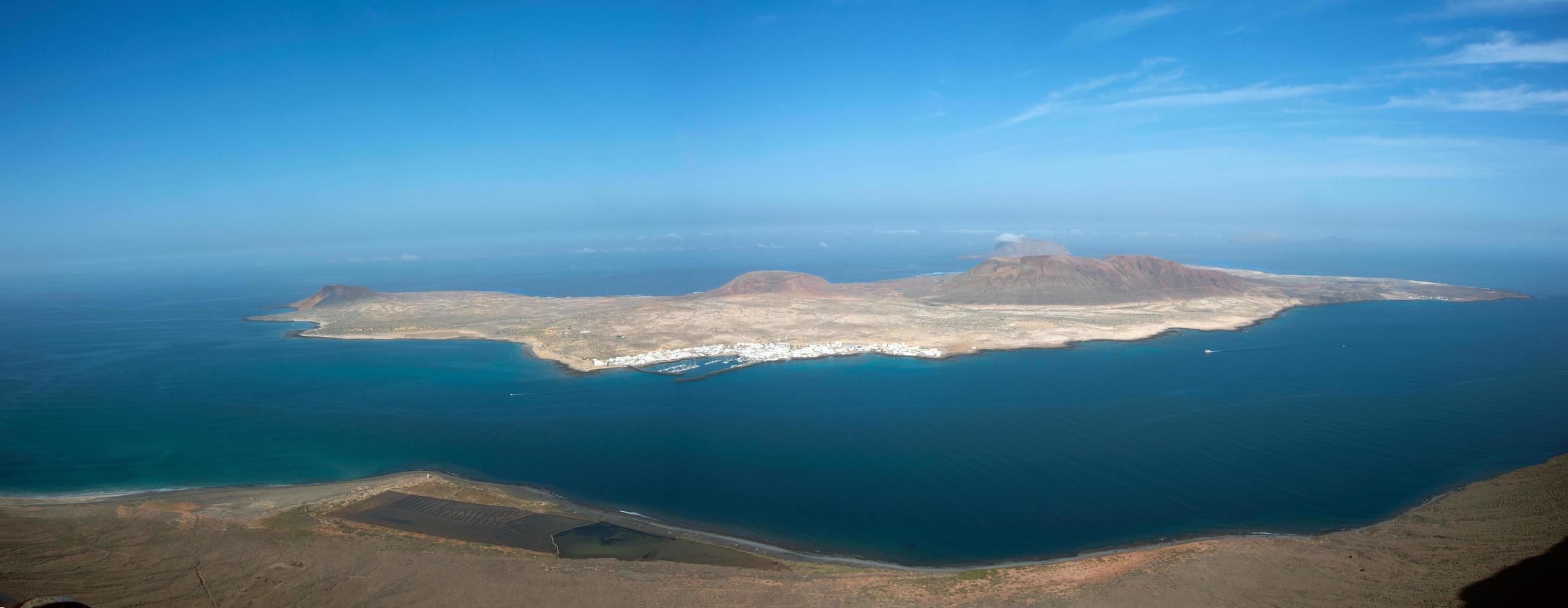 hermoso panorama de la isla de la graciosa. Vista aérea del mirador del río en lanzarote, islas canarias, españa foto