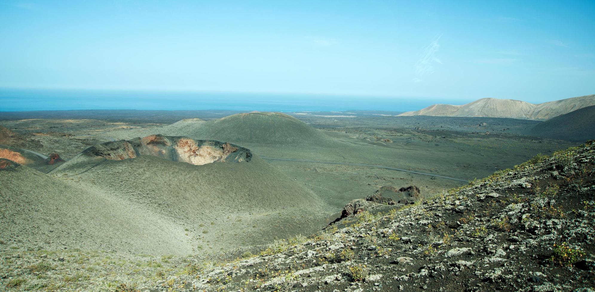 hermosa vista aérea de timanfaya vulcan y el paisaje a su alrededor. lanzarote, islas canarias, españa. foto