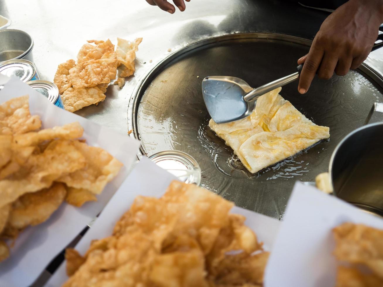 vendedor de comida callejera roti crujiente tailandés. foto