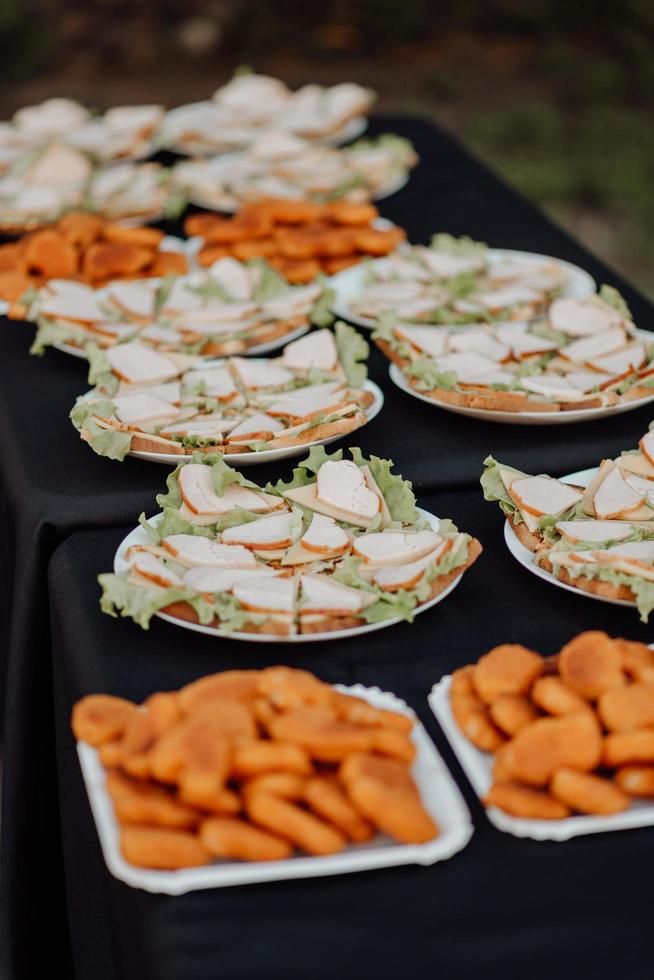 buffet de banquete de boda con nuggets, canapés, sándwiches foto