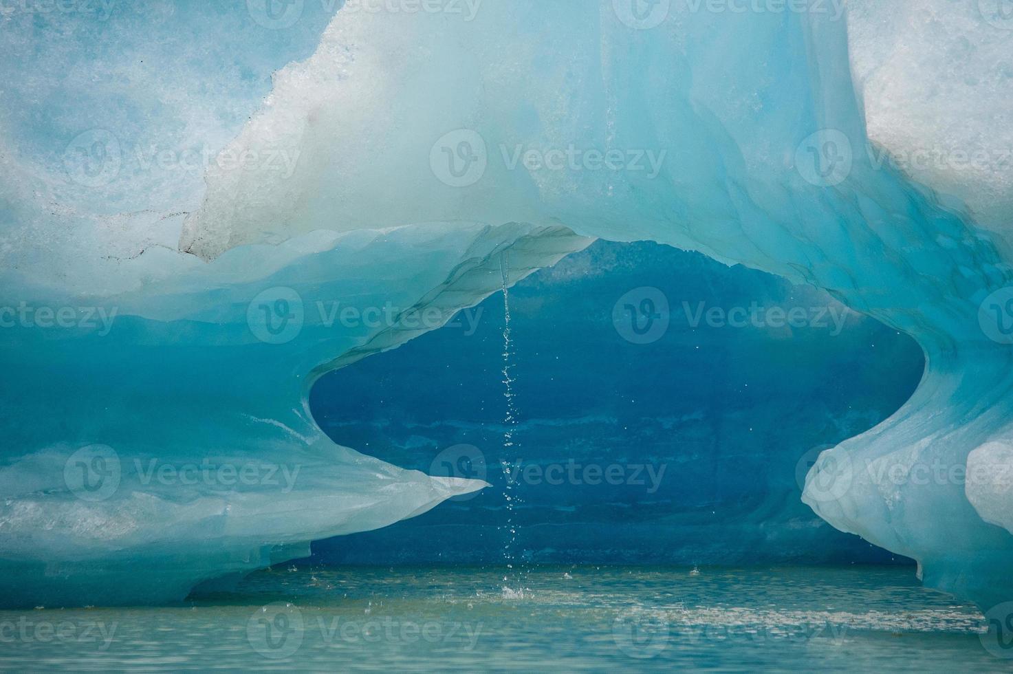 Iceberg de fusión de agua tallada, lago Shakes, Alaska foto