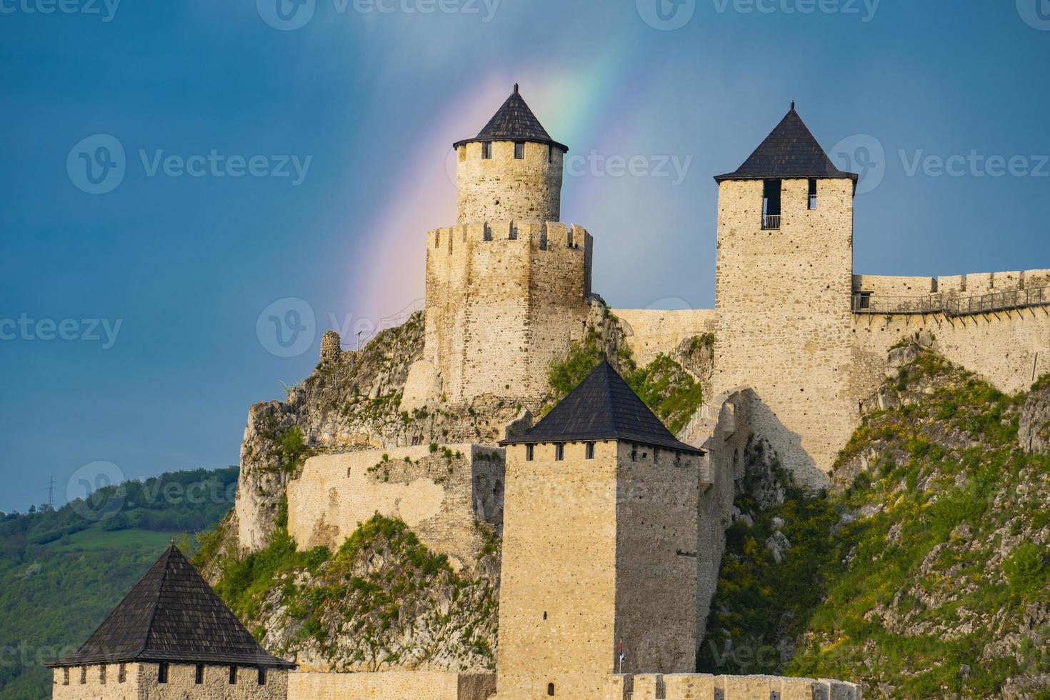 Fortaleza de Golubac en Serbia con un arco iris detrás foto