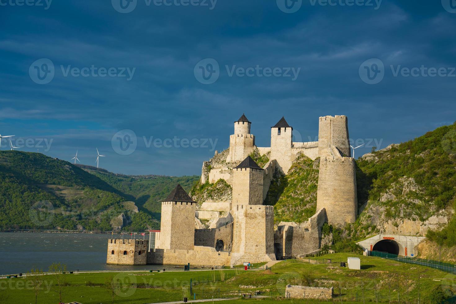 Fortaleza de Golubac en Serbia foto