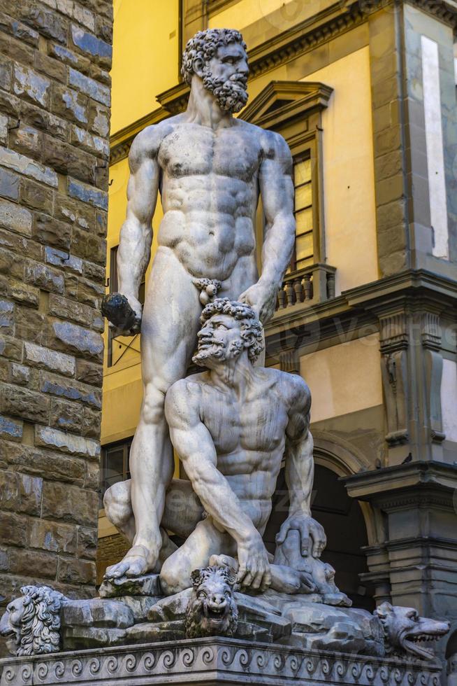 Estatua de Hércules y Caco en la Piazza del Signoria en Florencia, Italia. foto