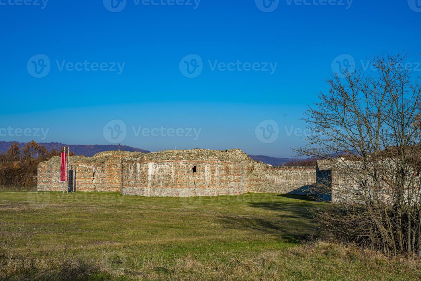 Restos del antiguo complejo romano de palacios y templos Felix Romuliana cerca de Gamzigrad, Serbia foto