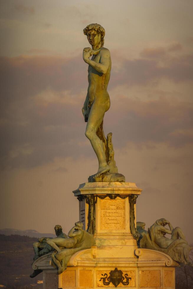 Estatua de David de Miguel Ángel en la piazza Michelangelo en Florencia, Italia. foto