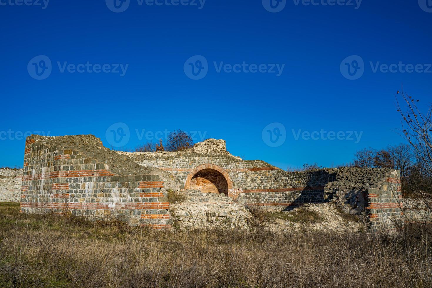 Restos del antiguo complejo romano de palacios y templos Felix Romuliana cerca de Gamzigrad, Serbia foto