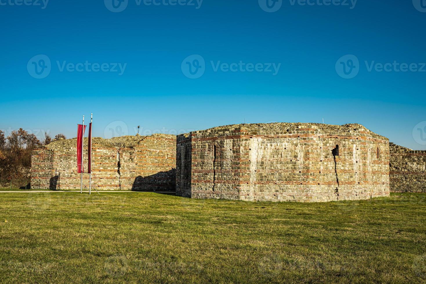 Restos del antiguo complejo romano de palacios y templos Felix Romuliana cerca de Gamzigrad, Serbia foto