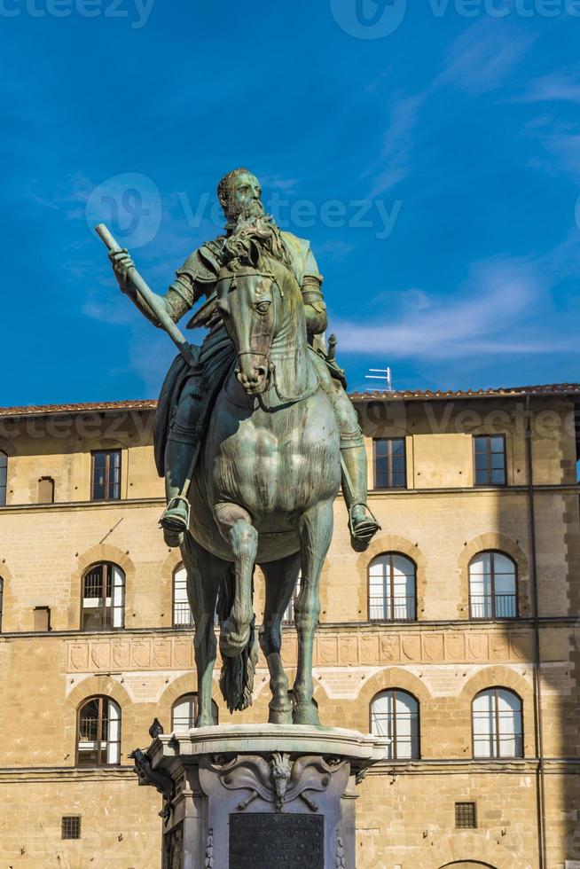 monumento ecuestre de cosimo i en florencia foto