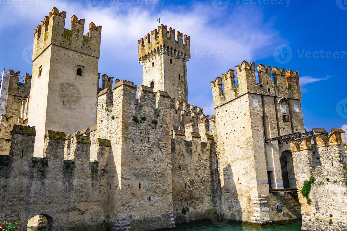 Castello scaligero di sirmione sirmione castillo, del siglo XIV en el lago de Garda, Sirmione, Italia foto