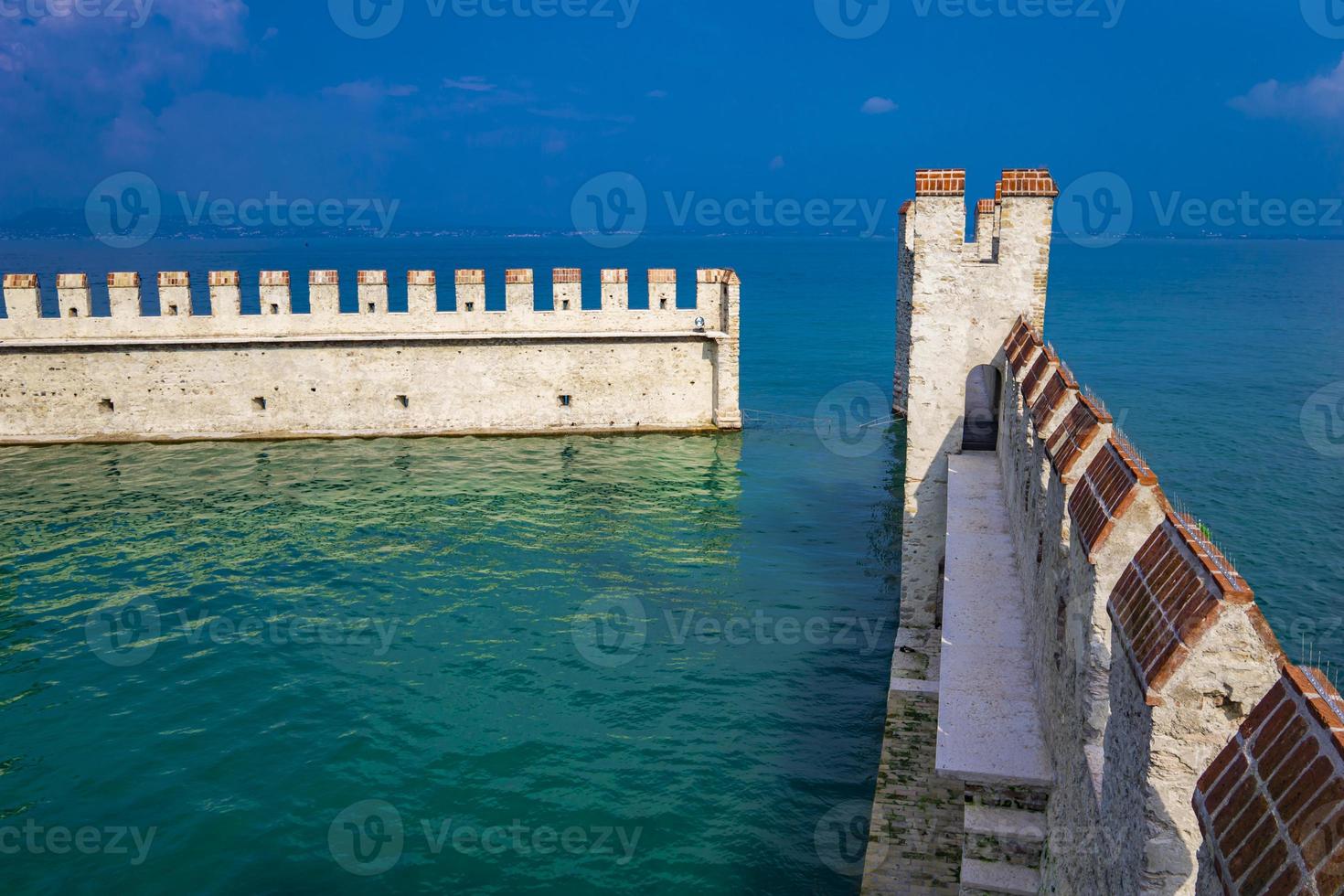 Castello scaligero di sirmione sirmione castillo, del siglo XIV en el lago de Garda, Sirmione, Italia foto